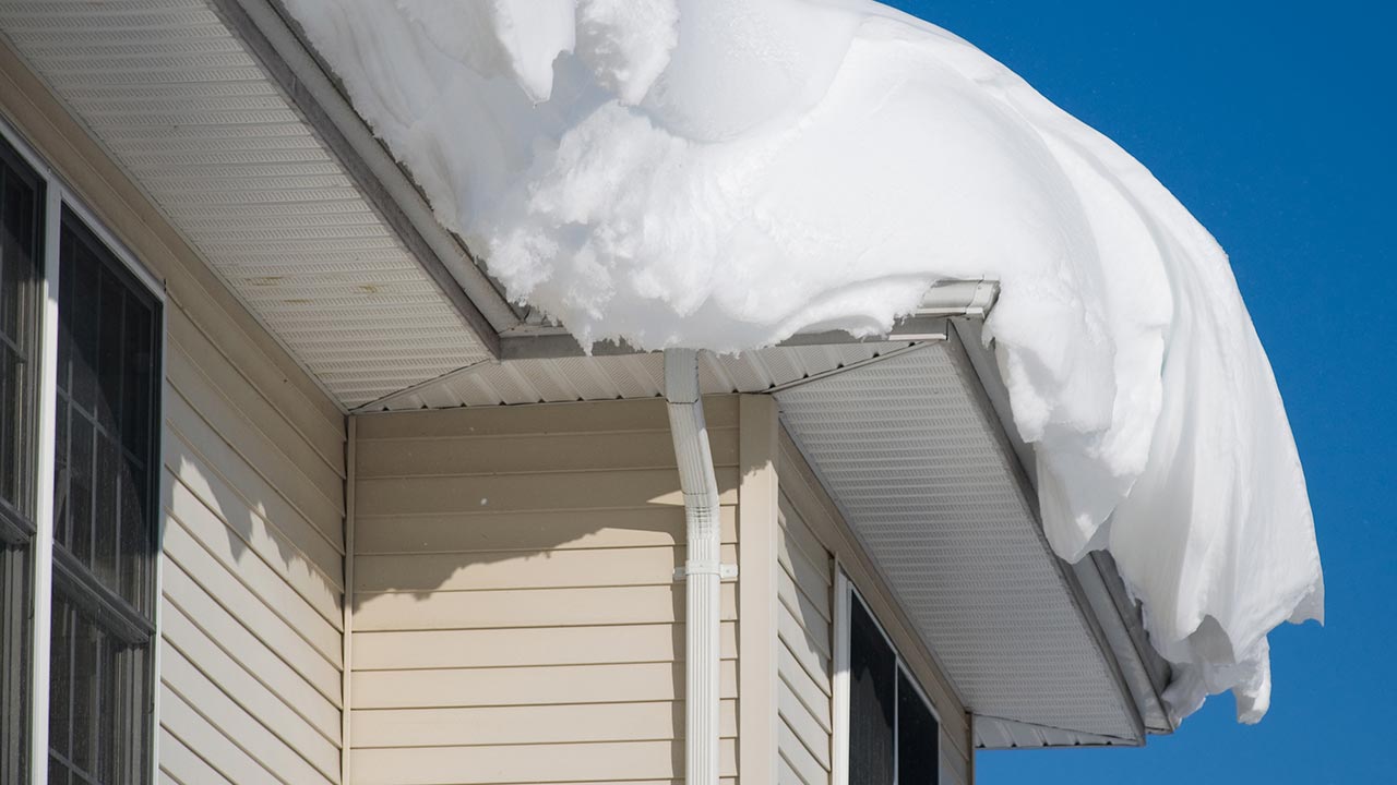Vi skottar snö på taken för din säkerhet